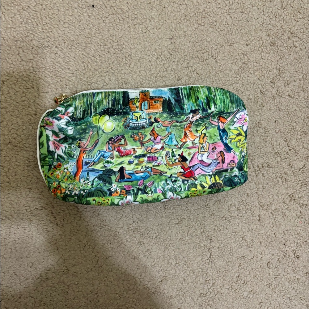 Estée Lauder makeup bag